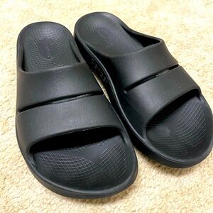 OOFOS-recovery sandals (men’s 9) (Women’s 11)
